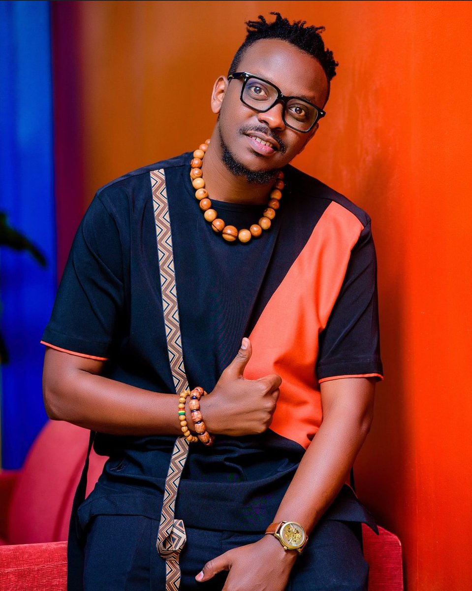 #UyuMunsiMuMateka
#10Ukwakira 

Havutse <a href="/julesentore/">Jules Sentore 🎶</a> , Isabutore nziza kuri muto utari gito Rwamwiza baratira imihigo 
Intore byahamye, imfura, umutaramyi bitarabaho, umuhanzi w’umuhanga wihebeye injyana gakondo.

Baho, Tsinda, gwiza ibigwi wowe ufasha u🇷🇼kwanda.
Uri ubukungu.