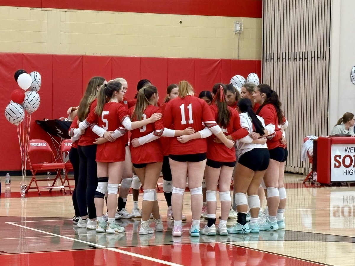 SuptDocB's tweet image. Congrats to our @SomersNYTuskers girls volleyball seniors!  Once a Tusker, always a Tusker. 🐘🐘
