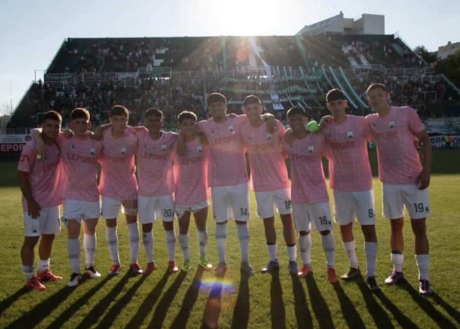 Como en 2024, terminó temprano el torneo para Ferro. Esta vez sufriendo hasta el final ante el riesgo de descender (sí! con 30 equipos en primera y 36 en la B, como caer a una vieja C). Así y todo en la última fecha la gente alentó… a LOS PIBES. Un hilo de datos para ellos 🧵