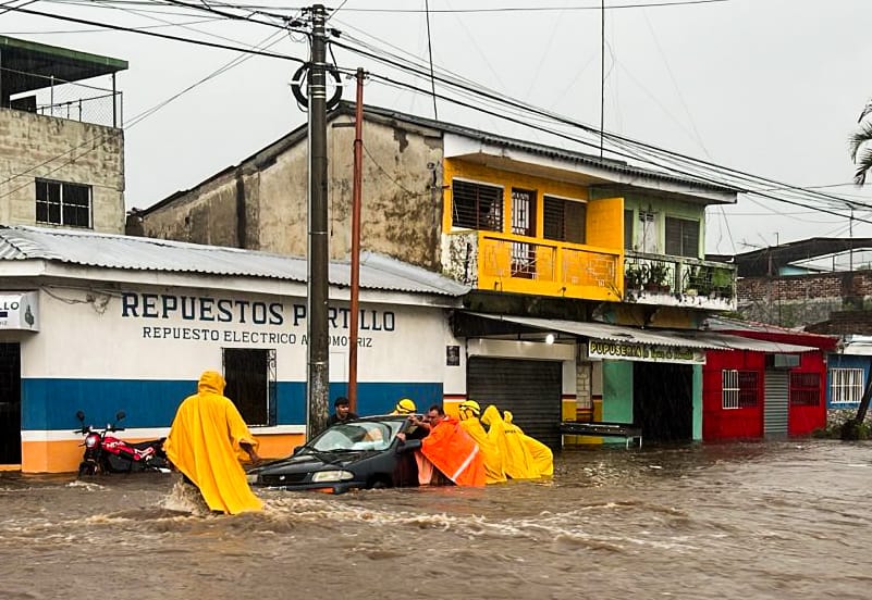⚠️ Instituciones del Sistema Nacional de #ProtecciónCivil realizaron labores de liberación de vehículo atrapado por acumulación de agua debido a las recientes lluvias.

📍25 calle Poniente,  Santa Ana.

#PlanInvierno2025