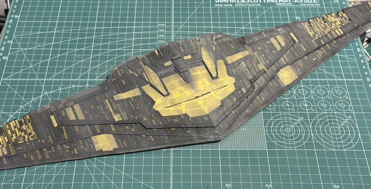 ニュートラルグレーより１段階濃いグレーよりさらにもう１段階濃いグレーをを全体的にムラ吹きしてからもう一階調欲しかったので前後方向を意識してマスキングし様子を見ながらクリアスモーク。
でもちょっとやり過ぎ全体に暗くなっちゃったので暗さを残したい区画をマスクして今度は‥
#スプレマシー