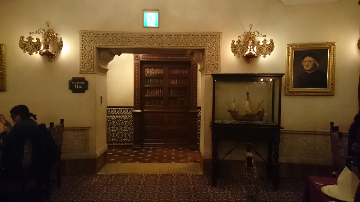 ☀️おはよー！モヨだよ🐾

東京ディズニーシーの名レストラン「マゼランズ」には、
“本棚から入れる隠し部屋”があるのを知ってる？📚✨

実はこの部屋、S.E.A.（探検家学会）のメンバーが
探検の報告や情報交換をするために作られた場所なんだ。

名前の由来は、S.E.A.の創設メンバーでもある