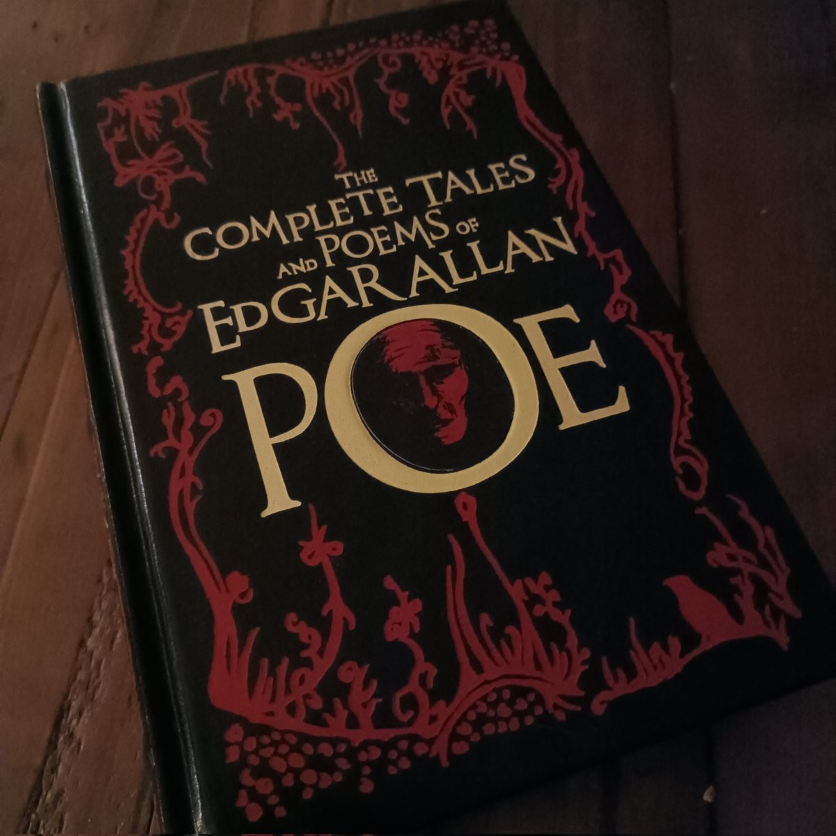 highbrowtrash's tweet image. 11th book of 2025. This one has been a work in progress. The Complete Tales and Poems of Edgar Allan Poe. An incredibly challenging read that sent me away to Google and Wikipedia a lot. But I did it, I beat it. Take that Edgar. 🐦‍⬛💀 #Reading #Books #Goff