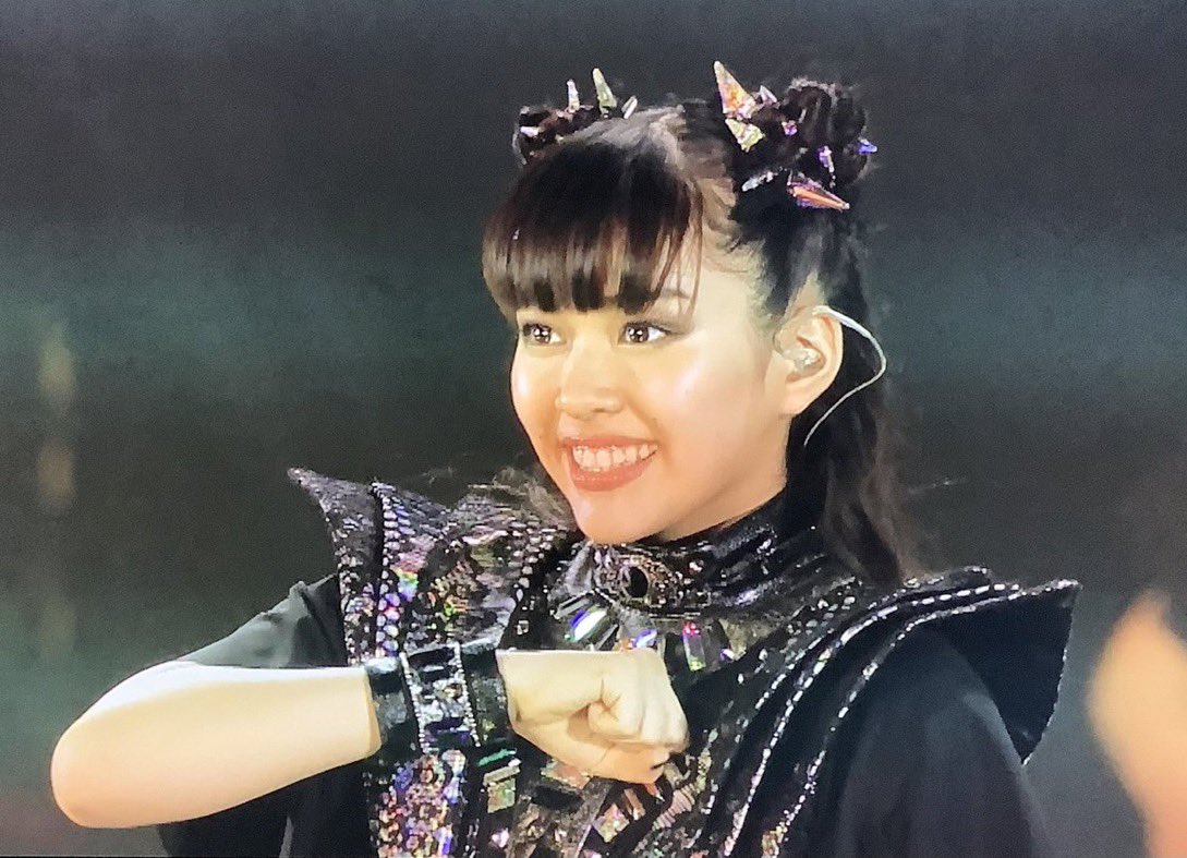 singspieler1's tweet photo. LEGEND Mって、もぁさまが、天使だった頃の自分と決別する儀式のような厳粛さと緊張感があって、そんな中で妹感強いKANOが癒しになってたなぁって思います。
#BABYMETAL
#LEGEND_M
#KANOMETAL
#onefive_KANO https://t.co/H7yQl1ASXY