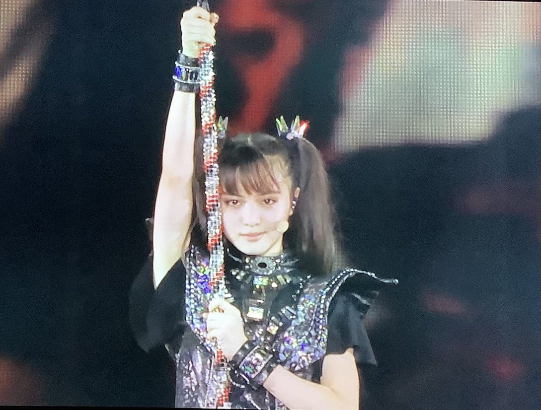 singspieler1's tweet photo. LEGEND Mって、もぁさまが、天使だった頃の自分と決別する儀式のような厳粛さと緊張感があって、そんな中で妹感強いKANOが癒しになってたなぁって思います。
#BABYMETAL
#LEGEND_M
#KANOMETAL
#onefive_KANO https://t.co/H7yQl1ASXY