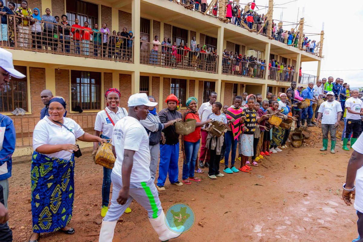 intwararumuri's tweet photo. Ce jeudi 9/10/2025, les habitants de @Gitega, la capitale politique du #Burundi, ont accueilli chaleureusement le #FlambeauDeLaPaix2025 qui venait d'illuminer les travaux de bétonnage des colonnes d'une école moderne en construction sur la colline #Musama en zone Kabanga #Gitega https://t.co/tCX9TDMeGB