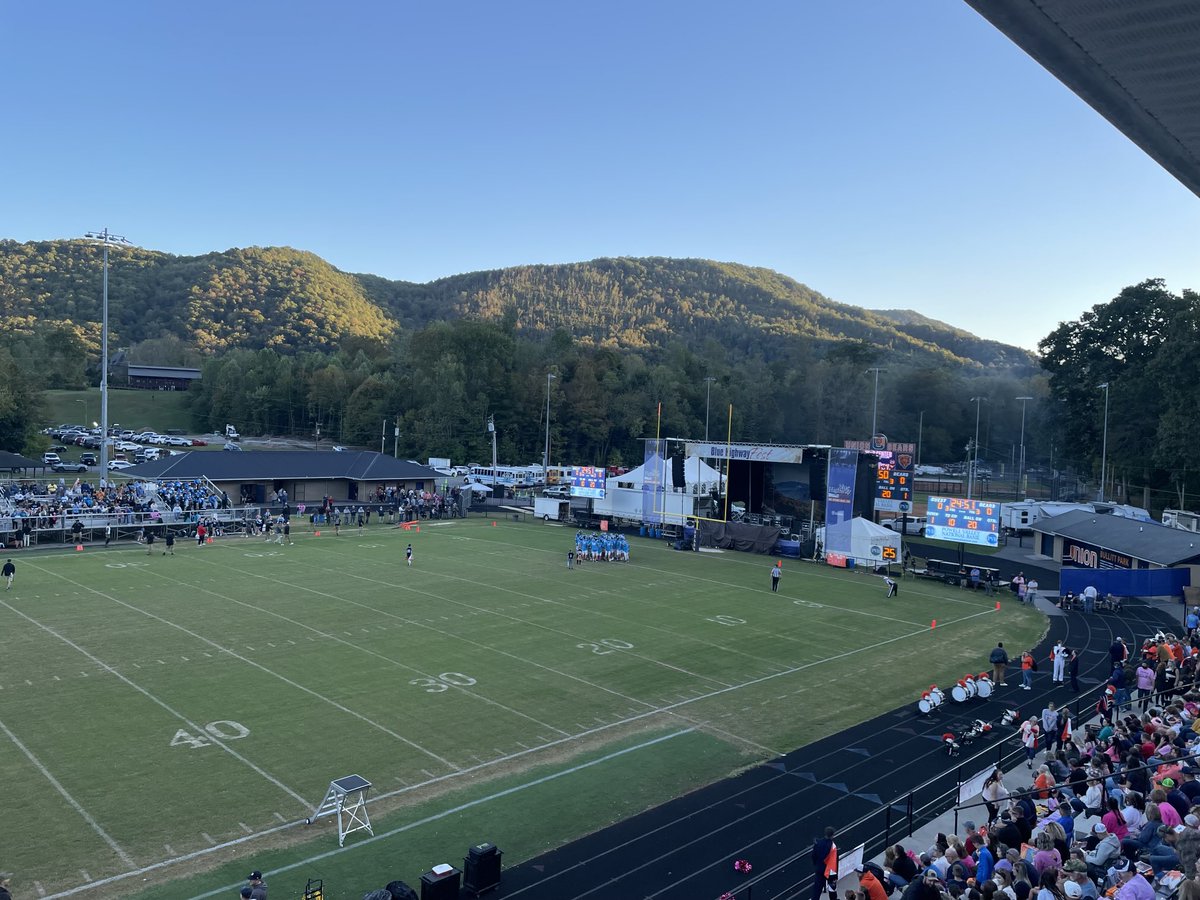 Greg_BHCSports's tweet photo. Football night in big stone gap.  #hcfh https://t.co/0wwaPUFtNe