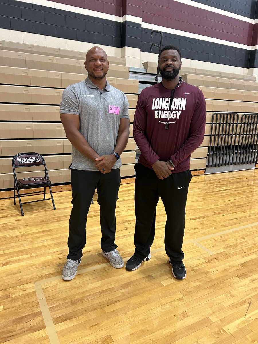 HoopsRanch's tweet photo. We really appreciate Coach Madry from @SantaClaraHoops stopping by the Ranch today! #EARNIT @pinkpatterson @CoachADutch @CoachCaseyVogt https://t.co/uQcvXqjygA