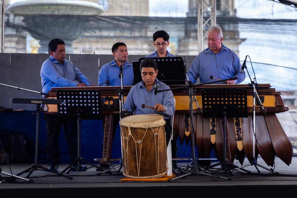 #Guatemala | 🎶 Las melodías de nuestra identidad se hicieron presentes en la Plaza de la Constitución con las interpretaciones de la Marimba de Concierto del Palacio Nacional de la Cultura.