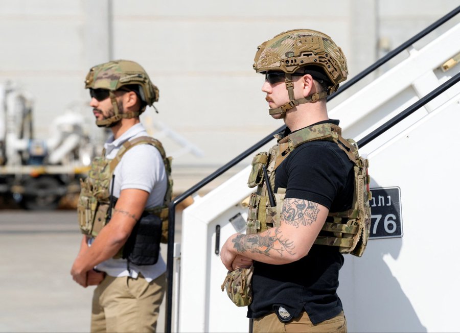 isaacrrr7's tweet photo. ÚLTIMA HORA: EEUU desplegará 200 soldados en Israel para coordinar esfuerzos en Gaza.

Estados Unidos desplegará unos 200 soldados en Israel y establecerá un centro de coordinación cívico-militar para apoyar la entrega de ayuda, la logística y las operaciones de seguridad en Gaza.
El centro ayudará a Estados Unidos y a los países socios a supervisar la implementación del alto el fuego y a coordinar la transición hacia un gobierno civil.