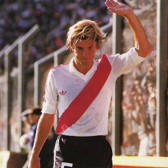 StatsMillo's tweet image. “Otra camiseta que no sea la de River no me pongo”

✍️ Mostaza Merlo