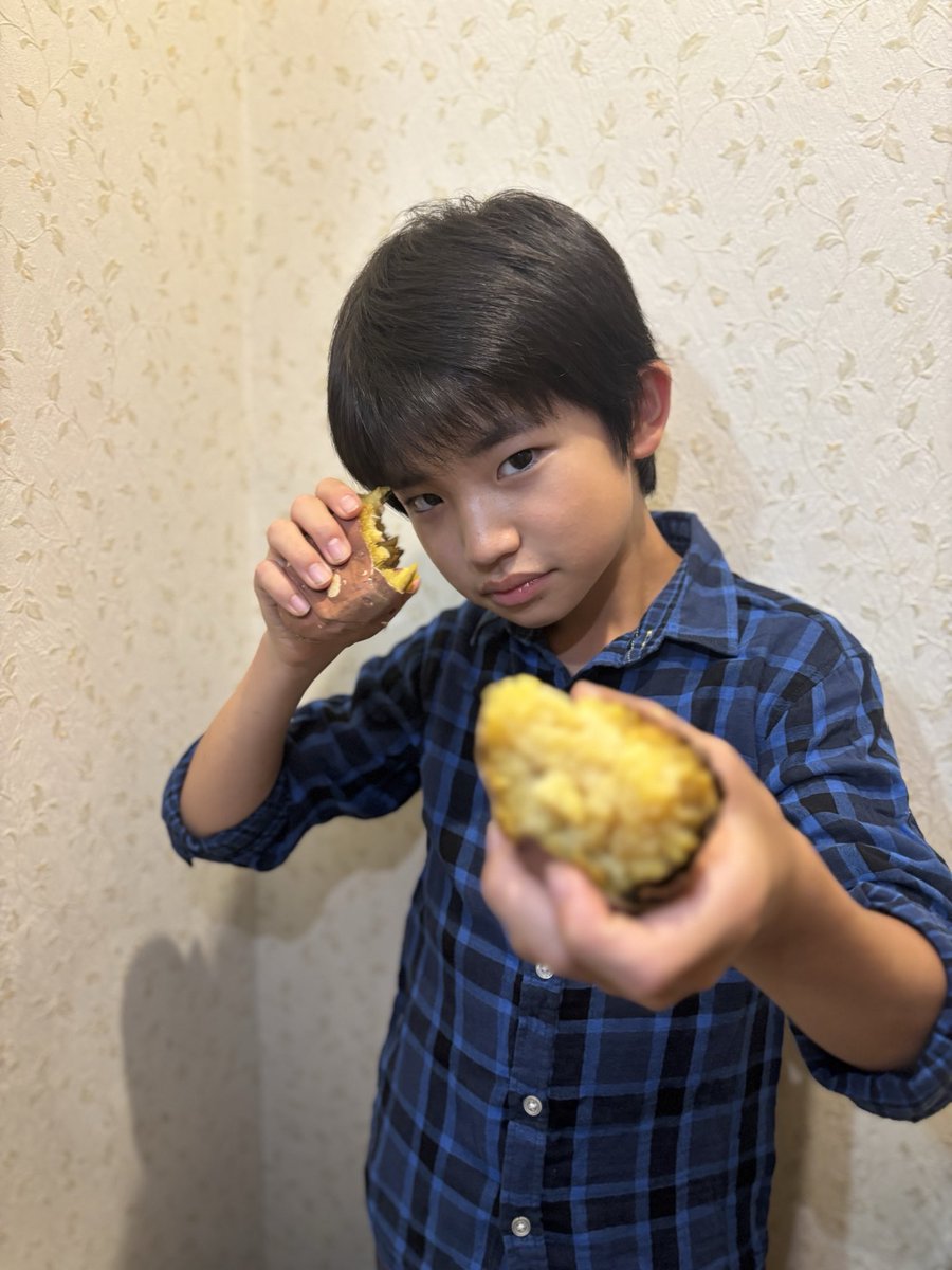 shinpei_0807's tweet photo. おはようございます😊✨
心平です@shinpei_0807

〜食欲の秋〜　🤣
焼きいも　
笑顔・キメ顔　

半分どうぞ！　🤣
美味しかったです！😋　　　　　
　　　　　　
　　　　　　　おわり🤣
　　　　　　
#劇団東俳　#佐藤心平
#食欲の秋　#焼き芋🍠 https://t.co/EObZw2FxEx