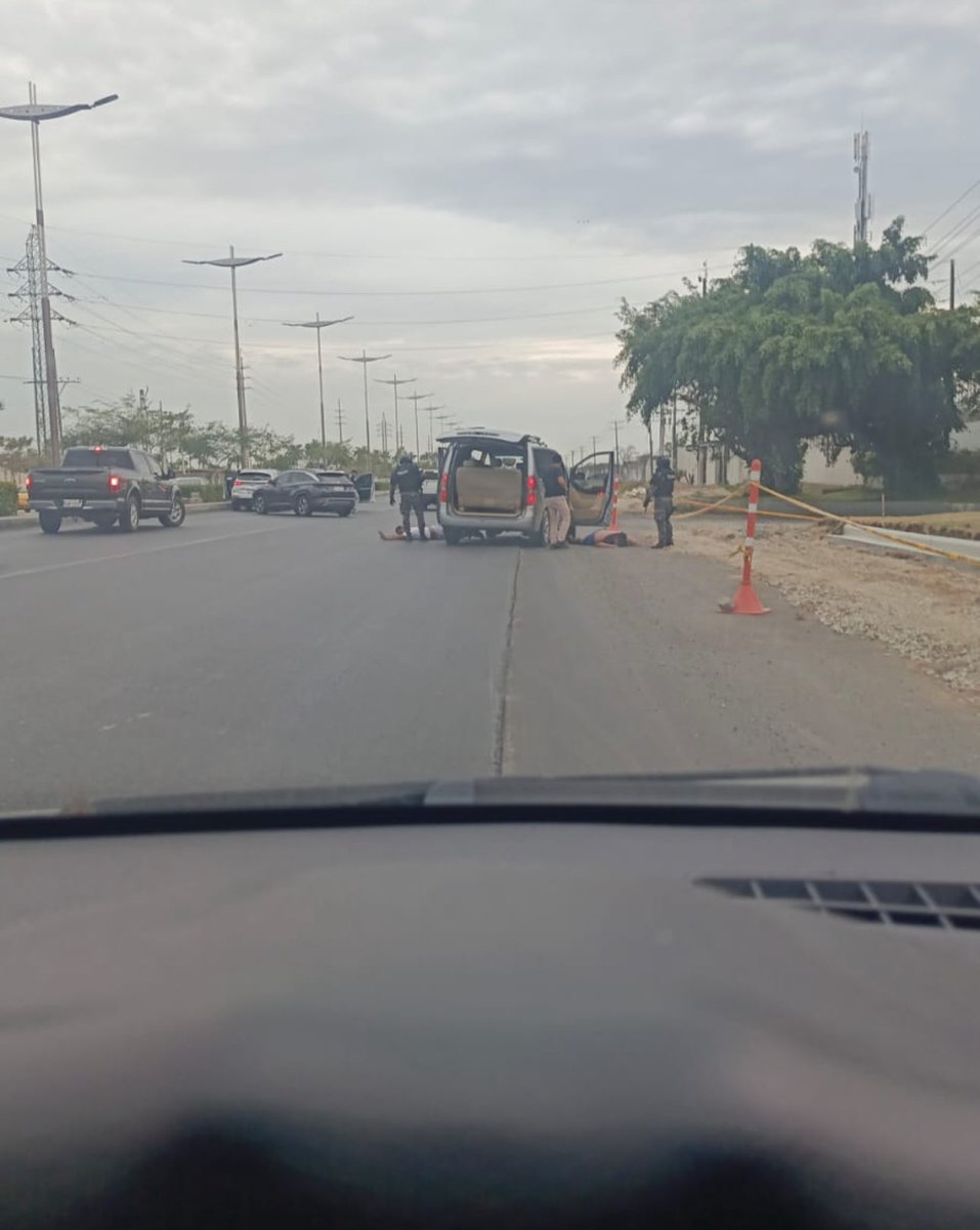 Coronelhathi's tweet photo. Gracias @DanielNoboaOk @JohnReimberg  esto es lo
Que queremos por las fiestas de Guayaquil !! Delincuentes, capturados en este momento por la policía en la vía zamborondón afuera de la urbanización riberas del batán. Gran despliegue @PoliciaEcuador. @CarlosVerareal @tctelevision https://t.co/ST2SUPuL6P