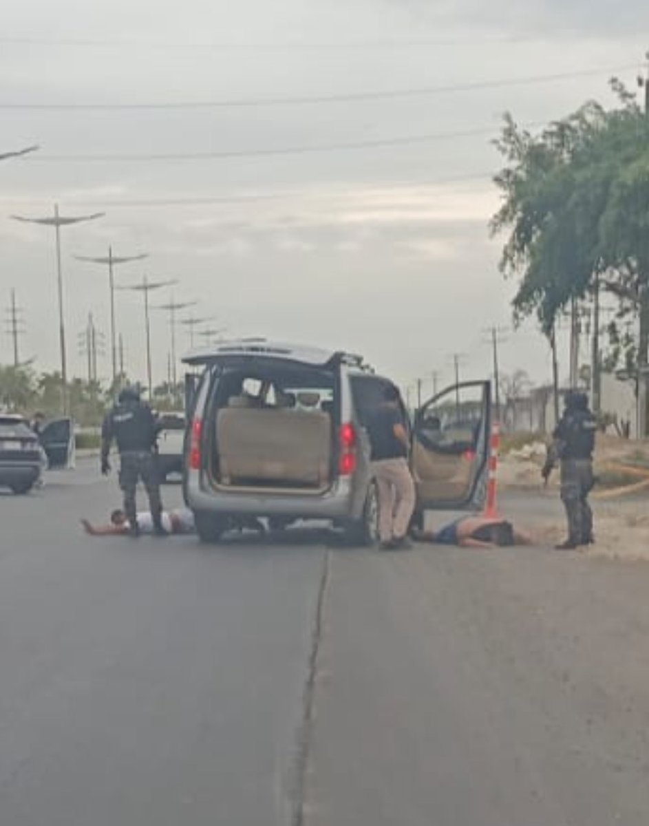 Coronelhathi's tweet photo. Gracias @DanielNoboaOk @JohnReimberg  esto es lo
Que queremos por las fiestas de Guayaquil !! Delincuentes, capturados en este momento por la policía en la vía zamborondón afuera de la urbanización riberas del batán. Gran despliegue @PoliciaEcuador. @CarlosVerareal @tctelevision https://t.co/ST2SUPuL6P