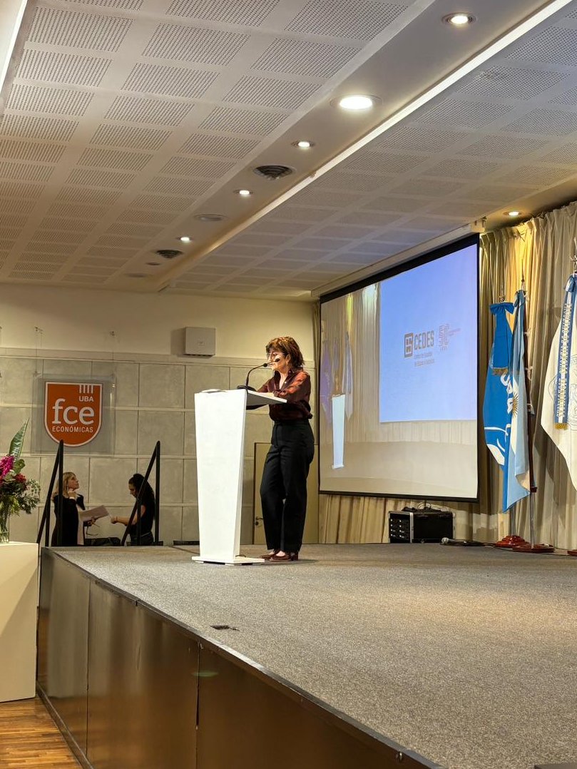 Mariana Romero directora ejecutiva de CEDES abre el encuentro:

“Hoy celebramos el orgullo de sostenernos, de seguir construyendo interdisciplinariamente, de ser parte activa de un colectivo social y lo que no es menor, de pensar de manera nueva el futuro".