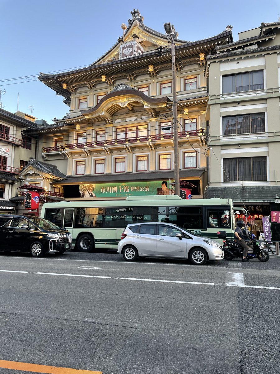 syantei's tweet image. 大阪在住の同期と祇園で待ち合わせしてたら、大きなサングラスしてるんだけどバレバレな歌舞伎役者が目の前通過
市川團十郎特別公演やってるのね
美味しいお酒と肴のハシゴしてきました
#市川團十郎 #日本酒 #祇園