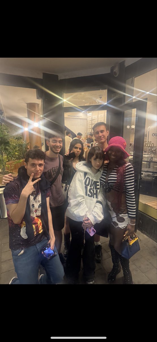 Betar_USA's tweet photo. Azealia Banks with fans! After the concert, she had a great time at Othello Ice Cream on Rothschild Blvd in Tel Aviv! 🇮🇱

אזיליה בנקס עם מעריצים! אחרי ההופעה היא בילתה נהדר בגלידת אוטלו בשדרות רוטשילד בתל אביב! 🇮🇱❤️
@iiwasinthee212 https://t.co/JZWvLkx3wr