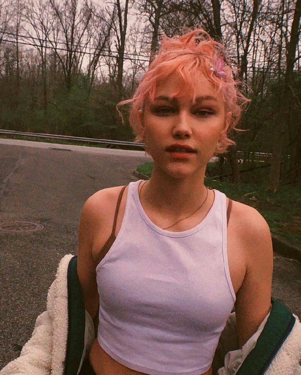 gracestoothgap's tweet photo. shes always either running back to her bob cut or pink hair https://t.co/QEFnHUPnsQ
