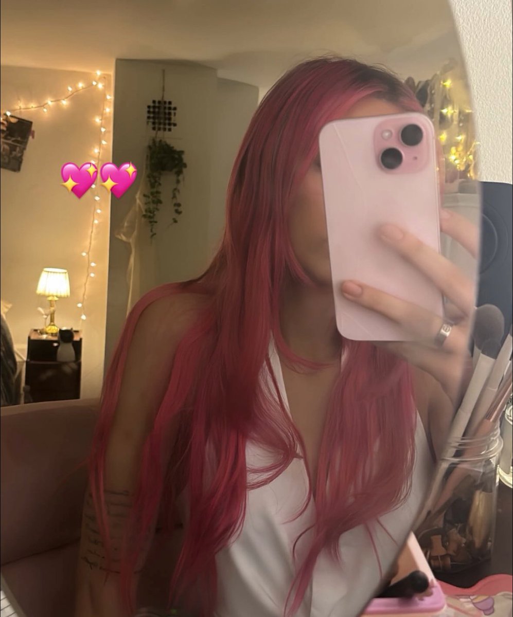 gracestoothgap's tweet photo. shes always either running back to her bob cut or pink hair https://t.co/QEFnHUPnsQ