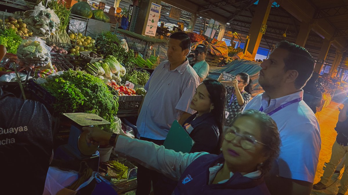 goberguayasec's tweet photo. #IntendenciaTeCuida

Intensificamos controles  durante  el feriado en  mercados del Guayas para cuidar el bolsillo ciudadano.
En Caraguay junto al  intendente Jorge Quntero confirmamos estabilidad de precios y abastecimiento de  productos esenciales. 
#ElNuevoEcuadorDefiende https://t.co/PASGREa6eU