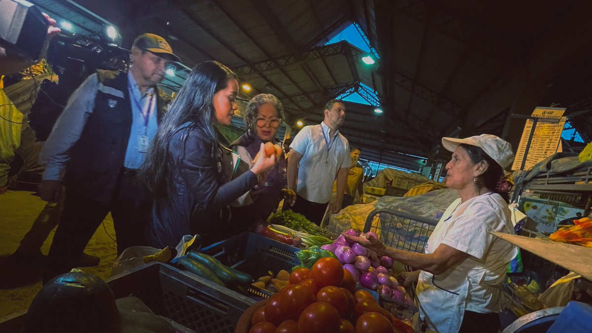 goberguayasec's tweet photo. #IntendenciaTeCuida

Intensificamos controles  durante  el feriado en  mercados del Guayas para cuidar el bolsillo ciudadano.
En Caraguay junto al  intendente Jorge Quntero confirmamos estabilidad de precios y abastecimiento de  productos esenciales. 
#ElNuevoEcuadorDefiende https://t.co/PASGREa6eU