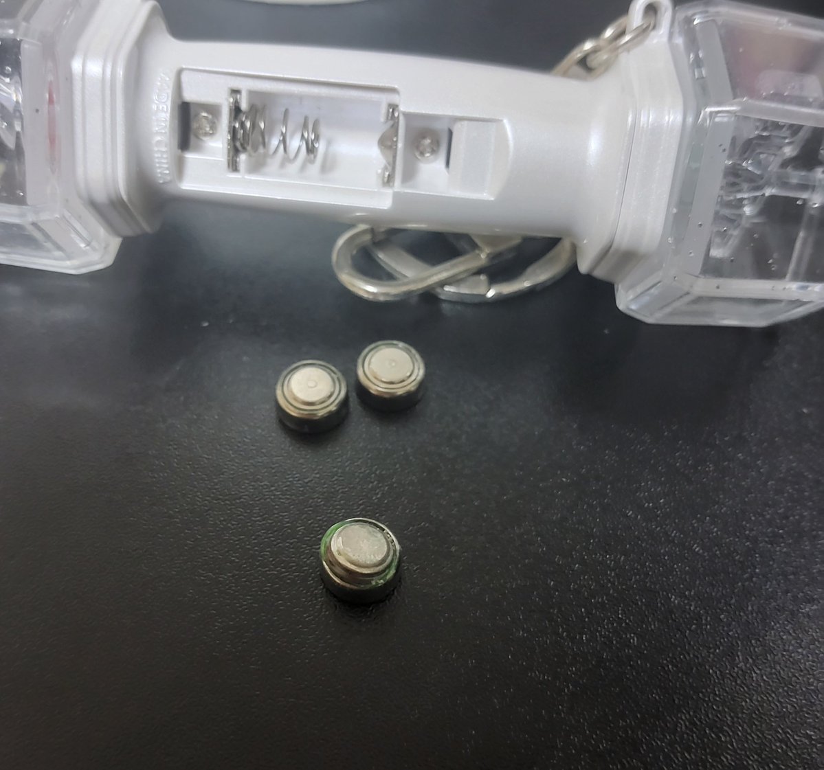 얼레..? 탐라에서 미니아뵹 배터리 터졌다는 글 봐서 "건전지 빼놔야겠다!" 하고 봤는데...건전지가 이미 폭파되어있었다는...
다들 한번 확인해보세요..!!