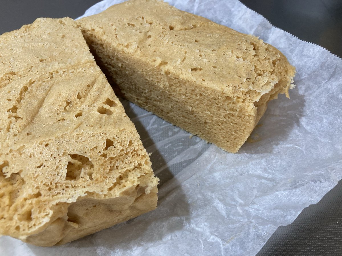 おはようございます☀

YouTubeで見てさっそく作ってみた！
米粉ときな粉と卵と豆乳の蒸しパン。
勉強＆筋トレ中の息子たちがさっと食べれる18cm四方の特大タンパク質蒸しパン成功！
わたしも一緒に食べて腹パン！

今日も素敵な1日を✨