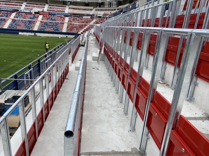 La grada de pie es El Sadar, la casa del <a href="/CAOsasuna/">CAOsasuna</a>

Situada en el fondo sur, está compuesta por cerca de 1.300 localidades.