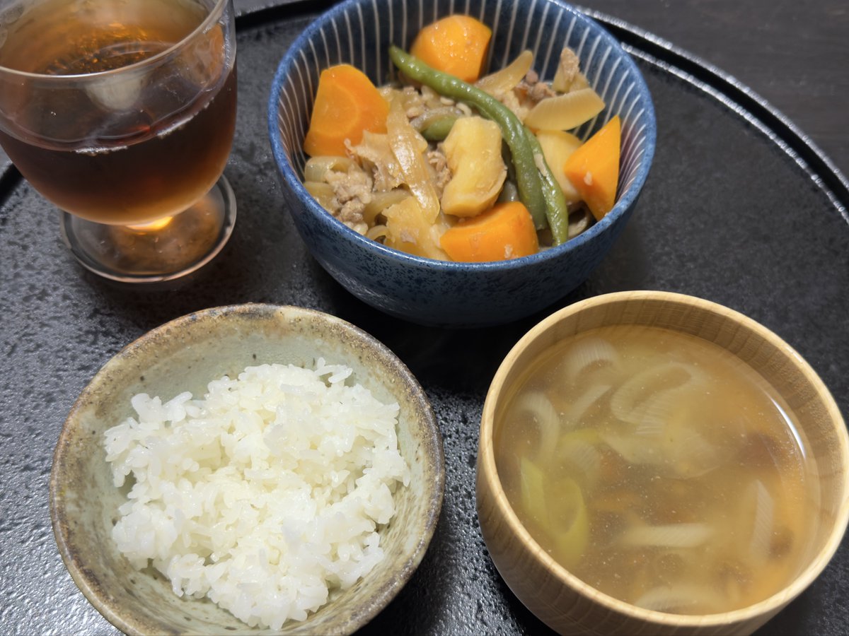 昨日の肉じゃがを煮込んで煮崩れちゃったみたいな朝に食べる肉じゃがも好き。
なめこも好き。
おはよう〜