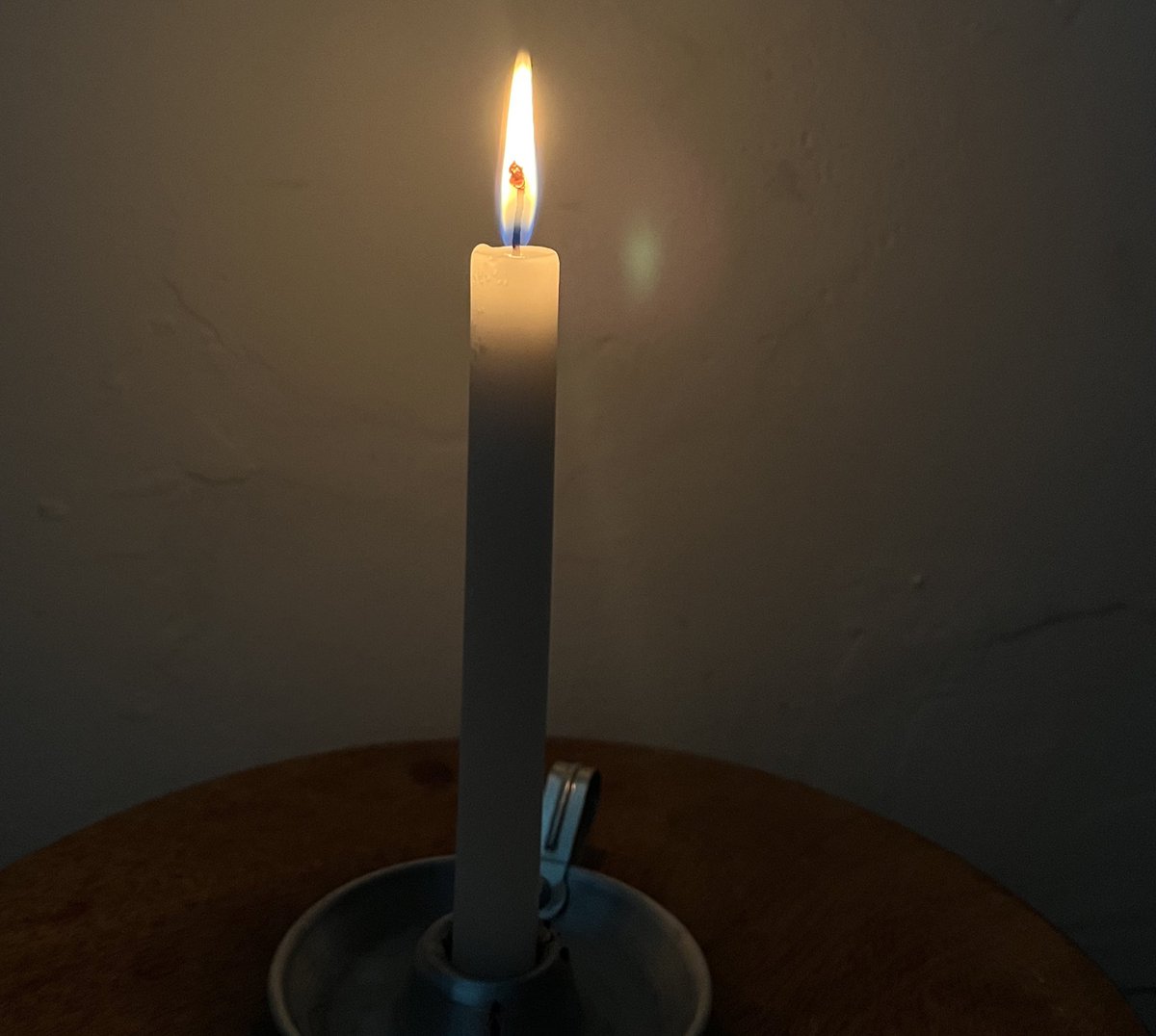 pajemdecopas's tweet image. na ultima gira que fui no terreiro, uma preta velha falou pra mim o seguinte:

quando voce acende uma vela, a luz daquela chama não é para o seu guia. a luz daquela chama é pra você, é pra iluminar você, o seu caminho.