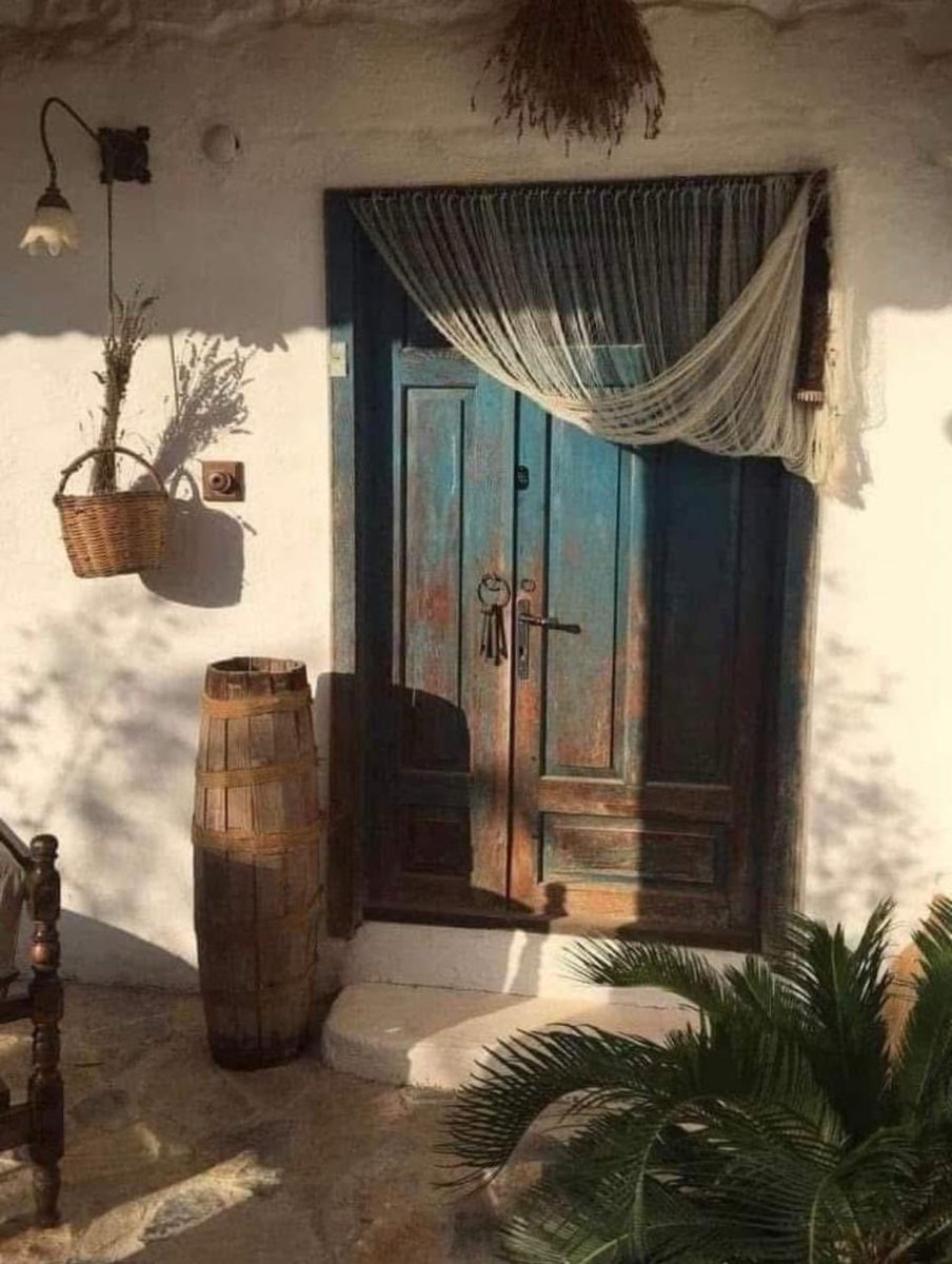 تتعافى الابواب حين تطرقها يد الاحبه