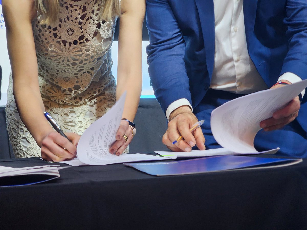Vamos a construir el Polo Educativo y Tecnológico más grande del sur mendocino.

Hoy, junto a Antonella Tassaroli y el intendente Omar Félix , firmamos un convenio que marca el inicio de este gran proyecto para San Rafael, en el marco del tradicional almuerzo de las