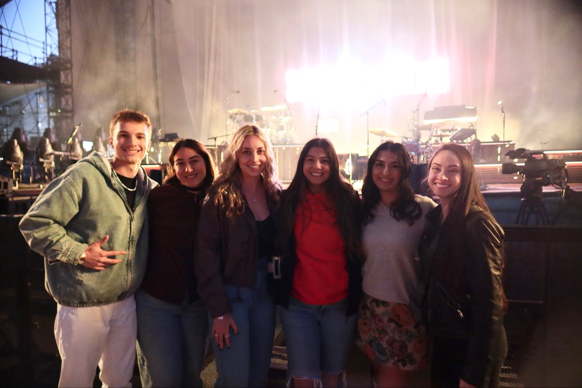 evailluminate's tweet photo. chicago with the best humans ever 🫂🤍 #OnTheRoadAgainChicago https://t.co/EySGq6c27w