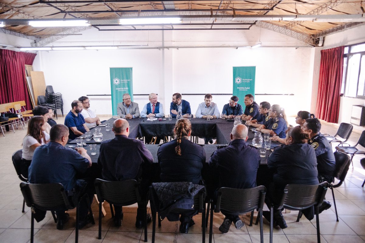REUNIÓN DE TRABAJO CON FUERZAS DE SEGURIDAD Y JUSTICIA 🤝🏻👮🏻⚖️

Compartimos una reunión  de trabajo con el camarista penal Aldo Acosta Argañaraz, el Juez de Paz Juan Carlos Bialobrzeski, el Secretario General de Contravenciones David Vergara, miembros de nuestra Secretaría de