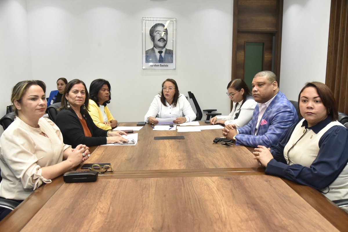 La Comisión Permanente de Educación Superior, Ciencia y Tecnología, presidida por la diputada Elvira Corporán (<a href="/CorporanElvira/">Elvira Corporán</a>), presentó a estudio de la Comisión la iniciativa del proyecto de resolución que reconoce a la Universidad Católica Tecnológica de Barahona (Ucateba) por