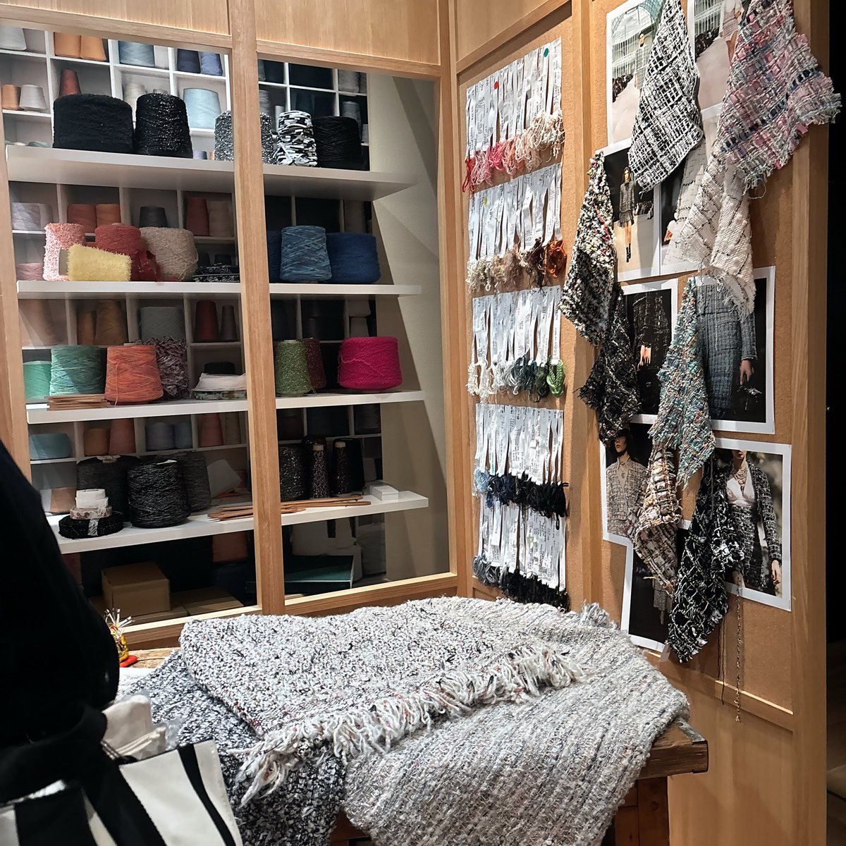 昨日CHANEL展行って来ましたけど、マジですごかった！！無料レベルでは無い物量！アトリエも再現されてたりして、素材や物作り好きな人必見ですよ。トップレベルの職人技に触れる事が出来ます！