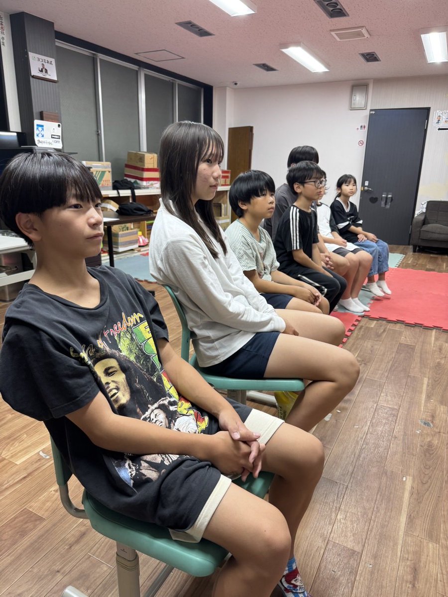 mitchan_cheer's tweet photo. 大人が子どもに関わる上で、簡単な順番は？

① 関わらない
② 笑ってそこにいる
③ 一緒にやってくれる
④ 叱ってくれる

実はこれ、①→④関わるほど難しくなる順番だと思うのですが
子どもたちは意外とこの順番を知らないんです

「叱ってくれる」って、簡単そうに見えて一番勇気がいることですよね
相手のことを本気で思っていないとできないことなんです

最近の社会では、大人が子どもを叱るのが難しい時代になっています
そこで大切なのは——
「自分がどうなりたいか」「何を目指しているか」
それをこども達が大人に伝えること
自分のファンを増やすこと

伝えることで、あなたの目標とあなたの行動は少しずれていると叱ってくれたり、応援してくれる大人が現れ
アドバイスやチャンス、人とのつながりが生まれます

だからこそ、
「知ってもらう勇気」＝「成長の第一歩」✨
子供たちには、勇気を持って、自分がこうなりたい、自分はこうしたいを伝える勇気を持ってもらいたい

#ドリレボ劇団 #自己肯定感 #子どもの成長