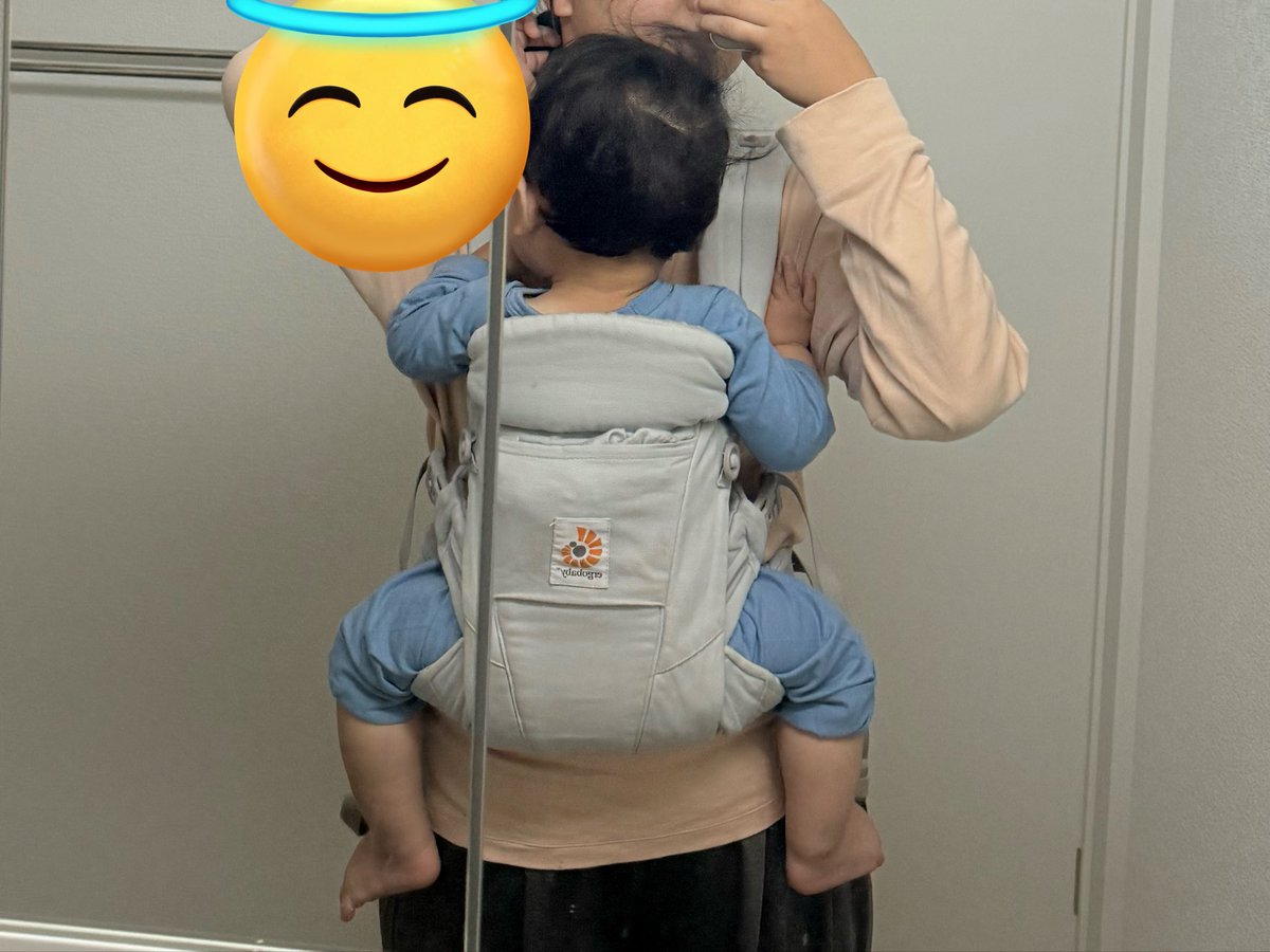 自分で歩きたい息子を抑制するためにも、最近ヒップシートより抱っこ紐で出かけることが多いんだけど
ふと鏡見たらデカすぎてたまげた...😗
これ、本当にまだ使えるの...！？笑
足、M字通り越して猗窩座になっている...