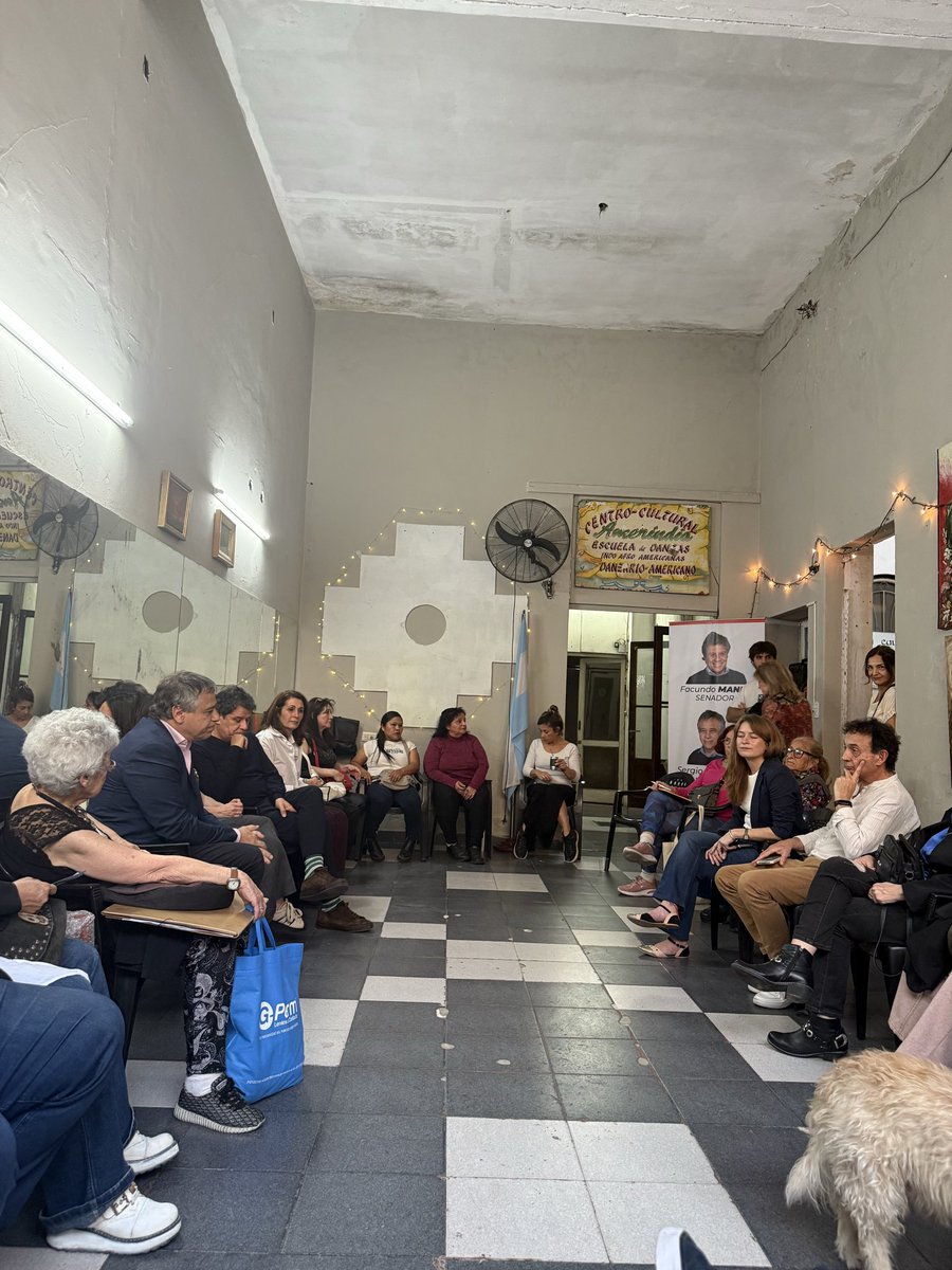 ivanagonzalezok's tweet photo. Las mujeres transformamos la realidad. Con Manes, trabajamos para que la igualdad sea parte de cada decisión.
Hoy en el centro cultural Amerindia. 
Ni los de antes, ni los ahora 
#ParaAdelante 
#ManesSenador https://t.co/hrQrSg36wY