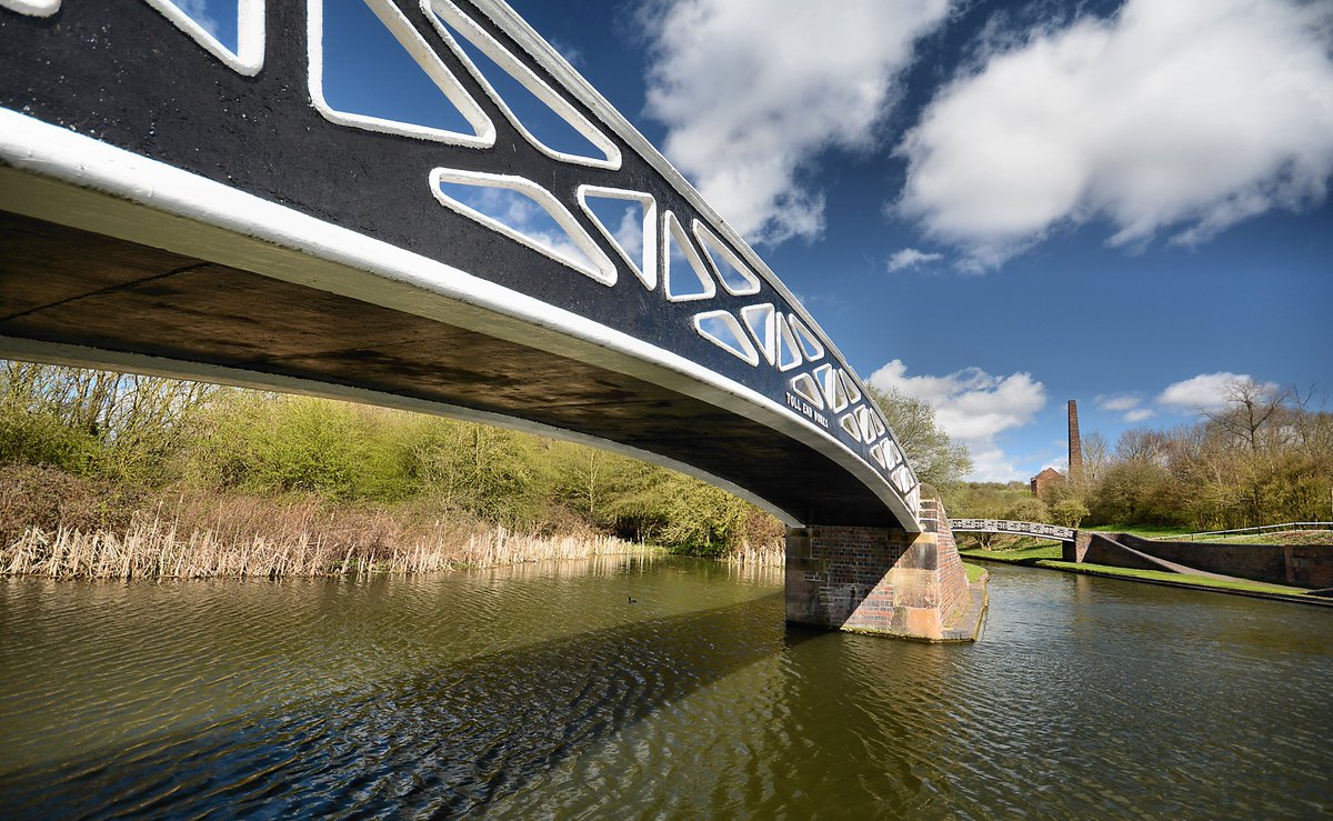 Some call it #Bumblehole others refer to it as #WindmillEnd. Either way it's a gorgeous spot and a veritable jewel in the #BlackCountry canals crown.
#chasingtheboats 
#canalphotography 
#blueskypic 
<a href="/CanalRiverTrust/">Canal & River Trust</a> 
<a href="/CRTWestMidlands/">Canal & River Trust West Midlands</a>
<a href="/blackcountry/">Black Country Live</a> 
<a href="/BCNSociety/">BCN Society</a>