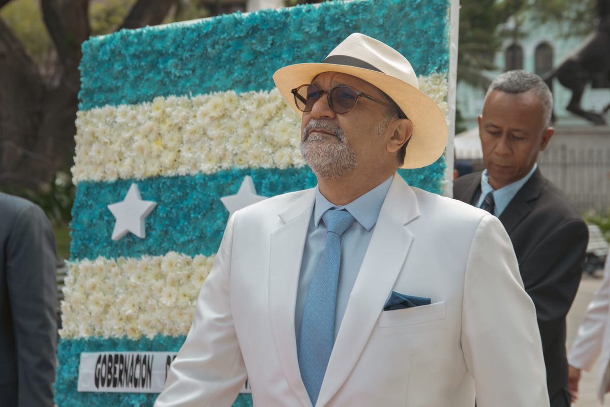 goberguayasec's tweet photo. El gobernador @HumbertoPlazaA rindió homenaje a los Héroes de la independencia con una ofrenda floral ante la Columna de los Próceres.

Son 205 años de historia y libertad que nos inspiran a seguir construyendo el Nuevo Ecuador. 
#ElNuevoEcuadorImpulsa https://t.co/51XmkxyiZy