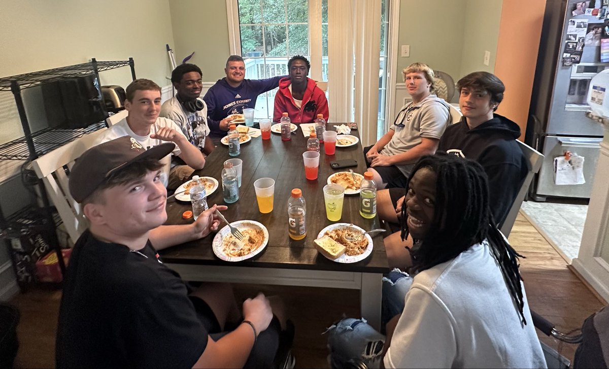 LB family dinner!

TONIGHT’s FEATURED MENU:
-Million dollar baked Tortellini
-Texas Toast
-Choice of Gatorade 
-<a href="/TheMasters/">The Masters</a> themed cups! 
-Monster cookies and chocolate chips cookies for dessert. 

 <a href="/GreyhoundFball/">Jones County Football</a> <a href="/ChadFreeman_80/">Coach Freeman</a>