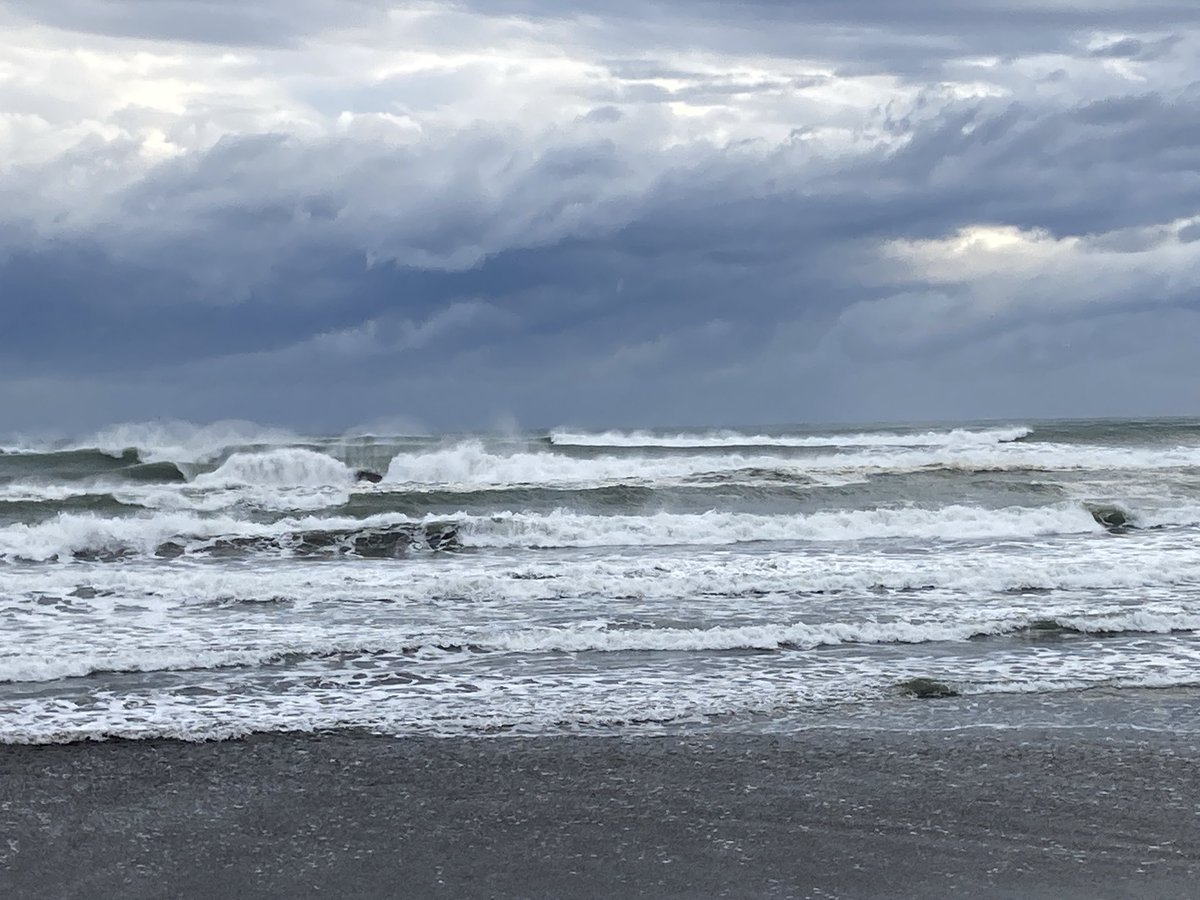abashiri_local's tweet photo. 今朝も大時化です。今日、明日は北風が強くなることと、低気圧がオホーツク海上にあるので時化はしばらく続くと思います。危険ですので釣りは自粛ください。防波堤は立ち入り禁止になっています。絶対に入らないでください。命に関わります。よろしくお願いいたします。 https://t.co/8rKN5qd7hs