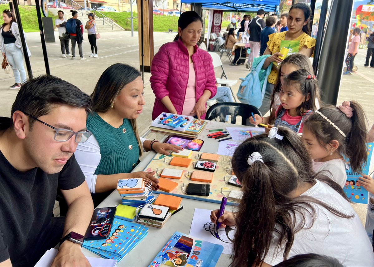 🚂 ¡Cuenca vive la magia del feriado!
Familias y niños disfrutaron del Parque del Ferrocarril ❤️💛: malabares, música y diversión para todos 🎪.

🎉 Mañana te esperamos para seguir viviendo momentos inolvidables en familia.

<a href="/czamoramatute/">Cristian Zamora M</a> 
<a href="/MunicipioCuenca/">Municipio Cuenca</a> 
#AmorPorCuenca❤️💛