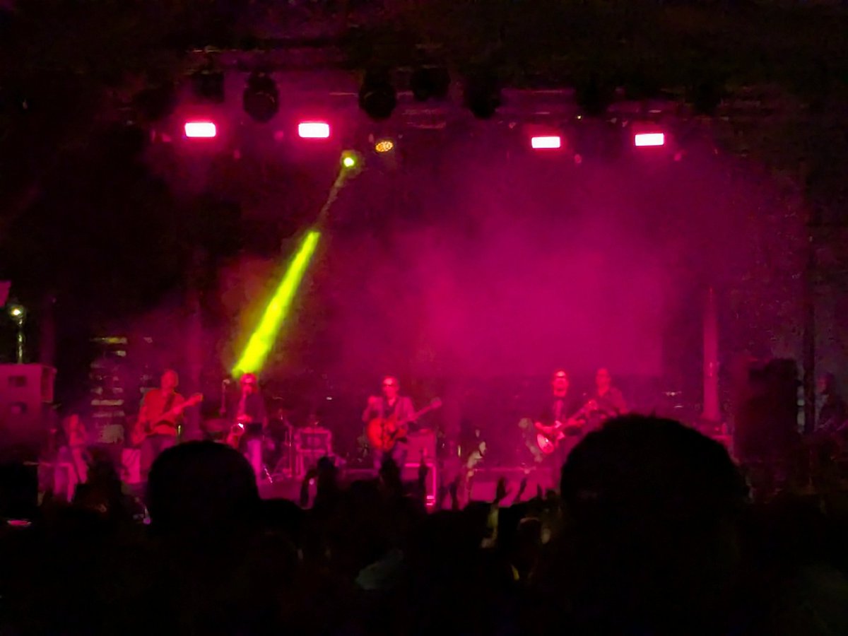 Esta noche hemos compartido con todos los #ciudadanos pilarenses el arranque de las #FiestasBarrioDelPilar2025 #Madrid. Valiente pregón del <a href="/magomore/">Mago More</a>  llamando a la concordia y al entendimiento ante los representes de todos los partidos y grandes #NachaPop como broche final 👏👏