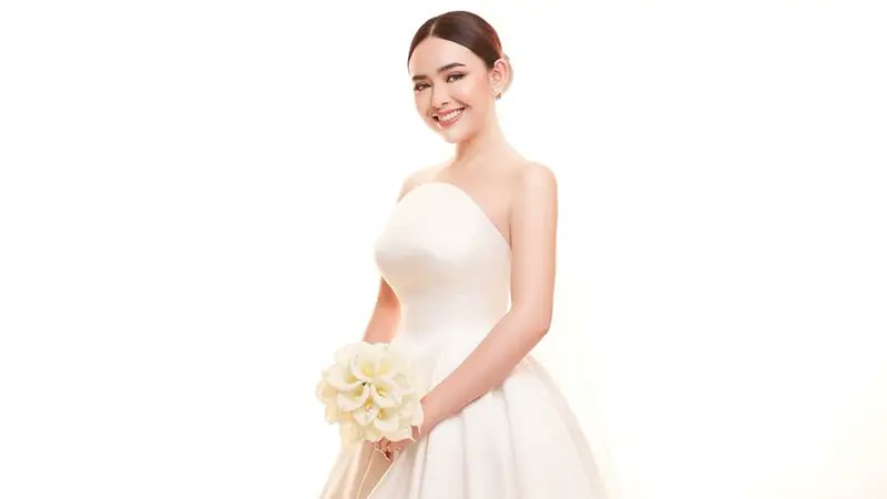 deras_life's tweet photo. Amanda Manopo yang kini berusia 25 tahun tampil menawan dalam gaun pengantin putih berhias brokat dengan veil panjang menjuntai indah di punggungnya. Lihat disini 👇🏻 

https://t.co/yk4oX08BSN

#amandamanopo #kennyaustin https://t.co/xwntT1a0TU