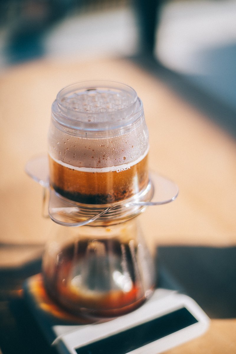 OREA BREWER Z1 めっちゃ楽で使いやすい。

レシピはこんな感じ
粉 14g (やや細かめでコマンダンテ23）
お湯 230g（90度）
- 35gで45秒蒸らす
- 45秒で150gまで注ぐ
- 1分45秒で230gまで注ぐ
- 2分半~2分40秒落ちきり

淹れ方のブレも少なくて、優しい味でいい感じ！