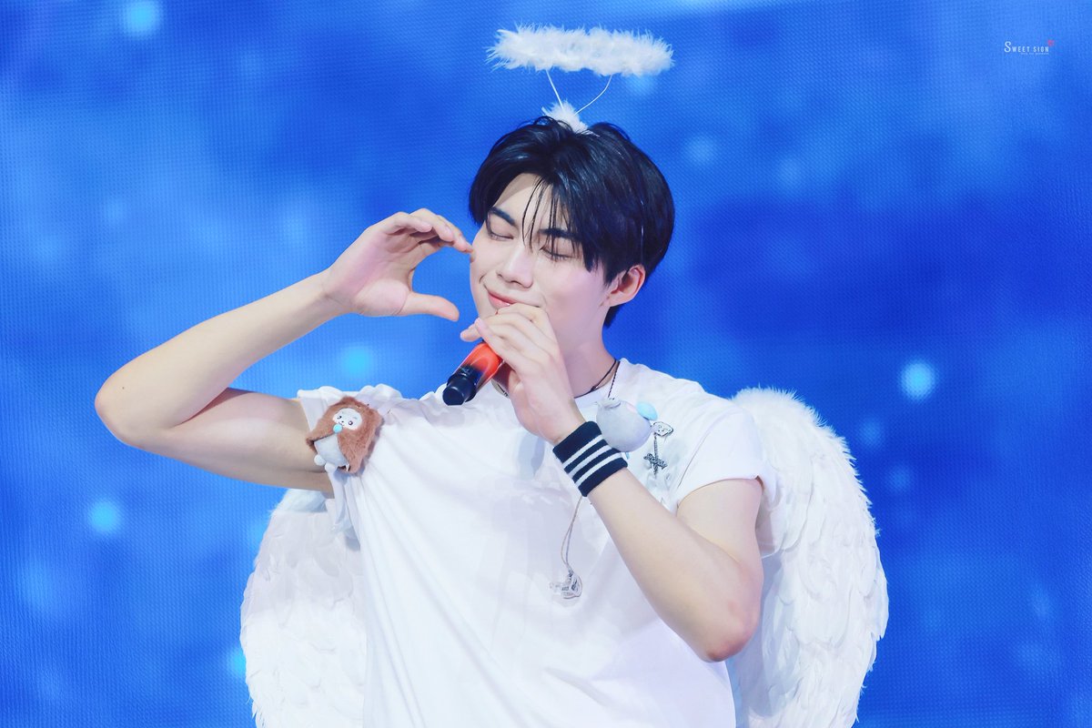 sweet_sign_'s tweet image. 251005 건욱이의 하트를 받아라 💙💙

#제로베이스원 #박건욱
#ZB1 #ZEROBASEONE 
#PARKGUNWOOK #ゴヌク #朴乾煜