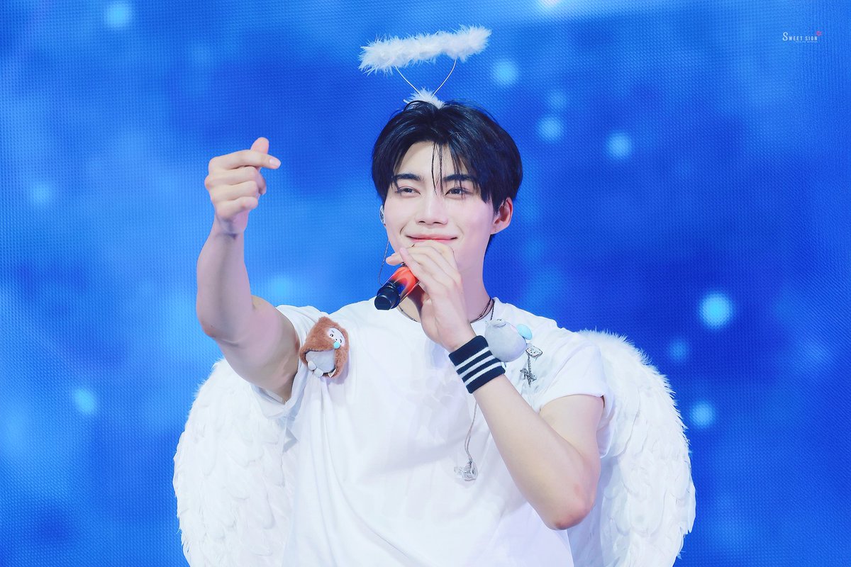 sweet_sign_'s tweet image. 251005 건욱이의 하트를 받아라 💙💙

#제로베이스원 #박건욱
#ZB1 #ZEROBASEONE 
#PARKGUNWOOK #ゴヌク #朴乾煜