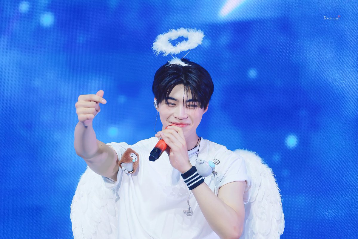 sweet_sign_'s tweet image. 251005 건욱이의 하트를 받아라 💙💙

#제로베이스원 #박건욱
#ZB1 #ZEROBASEONE 
#PARKGUNWOOK #ゴヌク #朴乾煜